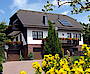 Apartamento de vacaciones Haus Felsengrund ****, Alemania, Renania septentrional-Westfalia, Sauerland, Winterberg: Hausansicht im Sommer